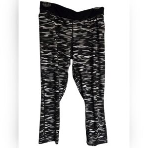 Nike Dri Fit Women's Black and Grey Patterned Capri Leggings Large
